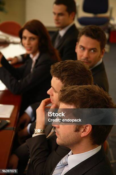 Fünf Geschäftsleute Beim Formellen Meeting Stockfoto und mehr Bilder von Offizielles Treffen - Offizielles Treffen, Steuerpult, Anzug