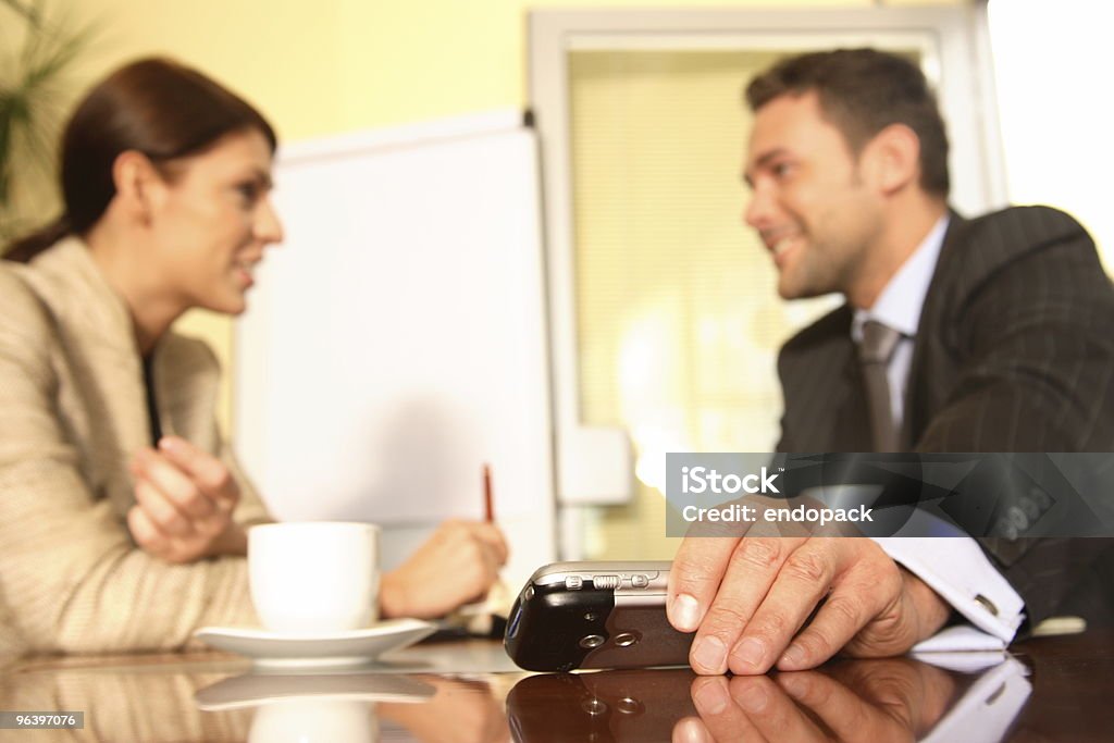 Homme d'affaires et femme parlant dans le bureau - Photo de Activité bancaire libre de droits