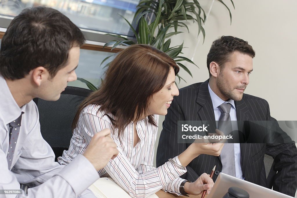 Gruppo di uomini d'affari che lavorano su progetto - Foto stock royalty-free di Abbigliamento casual