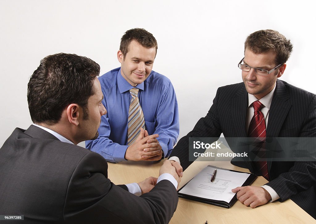 Negociação e homens de negócios, assinando um contrato handskake. - Royalty-free Acordo Foto de stock