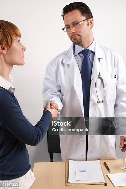 Arzt Mit Seinem Patienten Shakes Hände Stockfoto und mehr Bilder von Antibabypille - Antibabypille, Arzt, Bildkomposition und Technik
