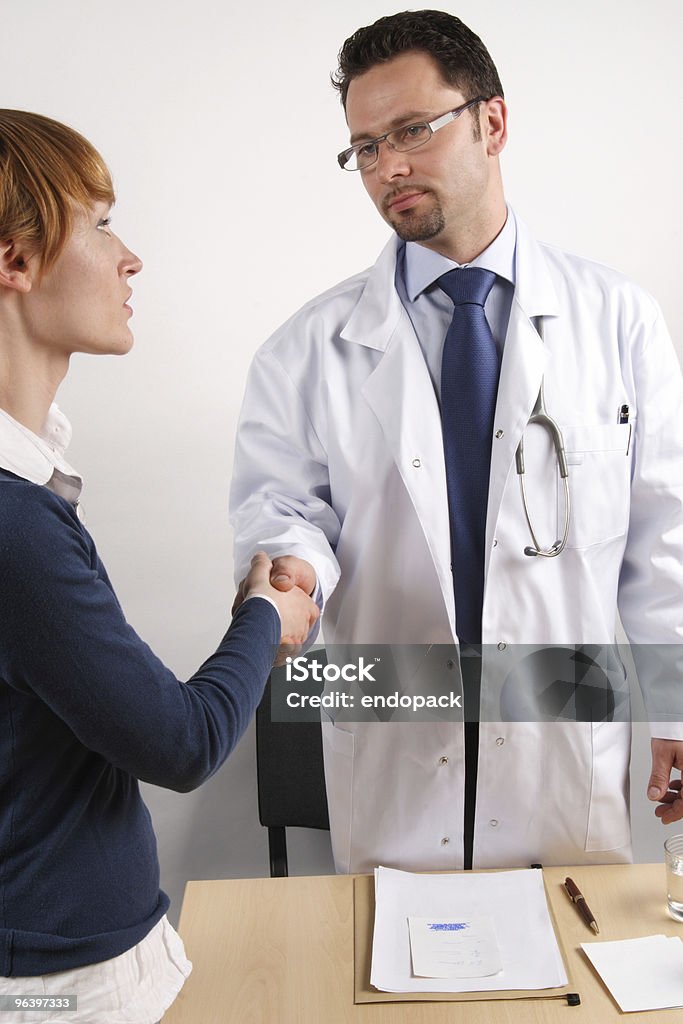 Médecin avec son patient de milk-shakes mains. - Photo de Adulte libre de droits