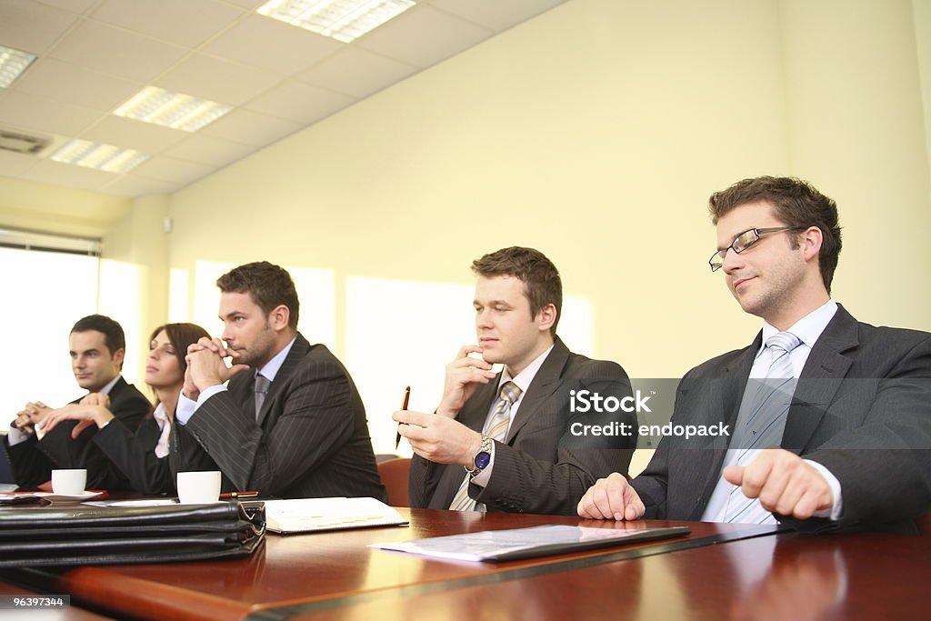 Cinco personas de negocios, en el debate - Foto de stock de Centro de conferencias libre de derechos