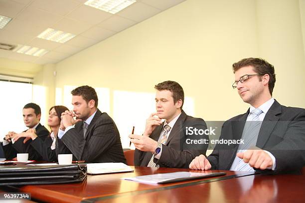 Cinco Empresários No Debate - Fotografias de stock e mais imagens de Centro de Conferência - Centro de Conferência, Advogado, Ouvir