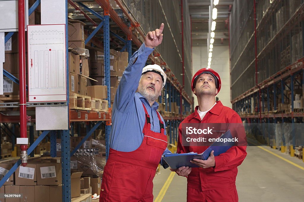 Два инспекторов на складе - Стоковые фото Каска роялти-фри