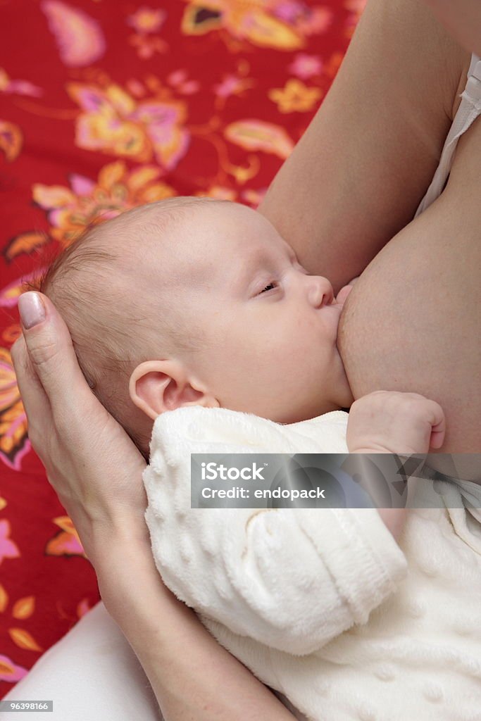 아기 brestfeeding 자연스럽다 - 로열티 프리 가족 스톡 사진