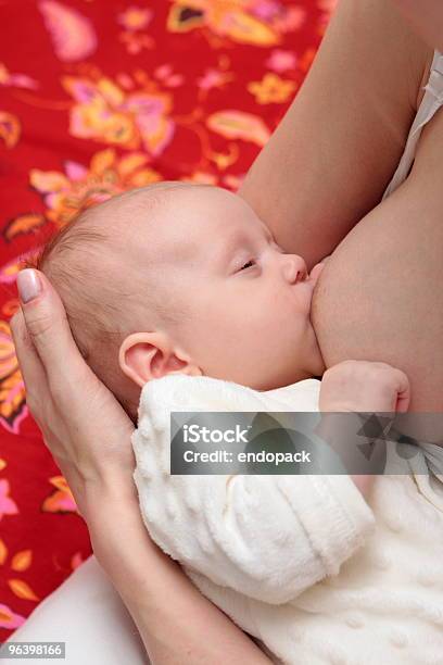 아기 Brestfeeding 자연스럽다 가족에 대한 스톡 사진 및 기타 이미지 - 가족, 건강한 생활방식, 공유-개념