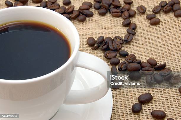 Kaffeetasse Mit Kaffeebohnen Stockfoto und mehr Bilder von Aufwachen - Aufwachen, Braun, Café