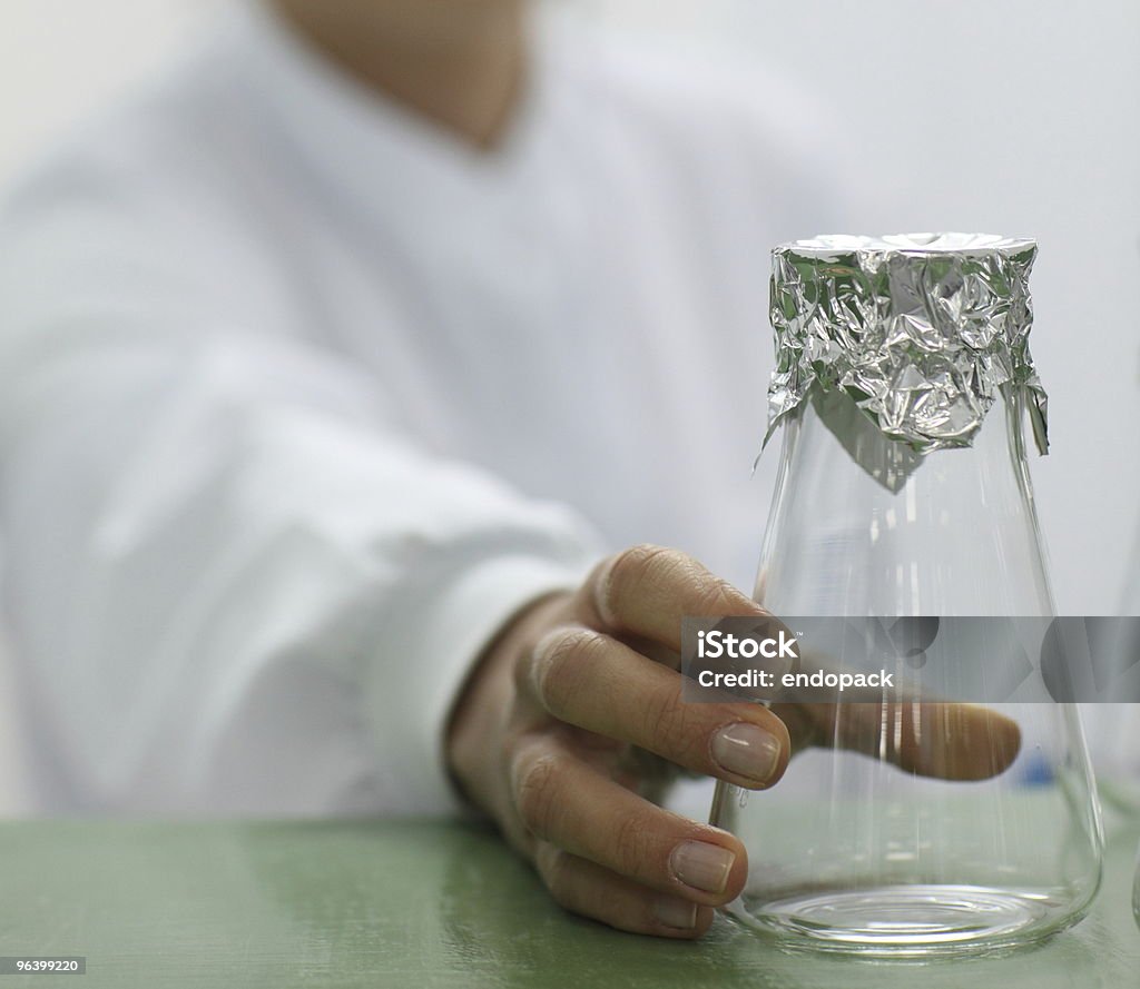 Labor-Techniker hält ein Glas Becherglas - Lizenzfrei Aluminium Stock-Foto