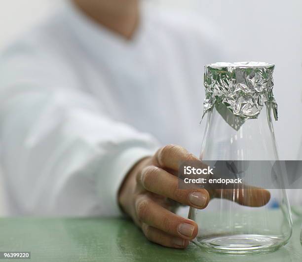 Labortechniker Hält Ein Glas Becherglas Stockfoto und mehr Bilder von Aluminium - Aluminium, Ausrüstung und Geräte, Becherglas