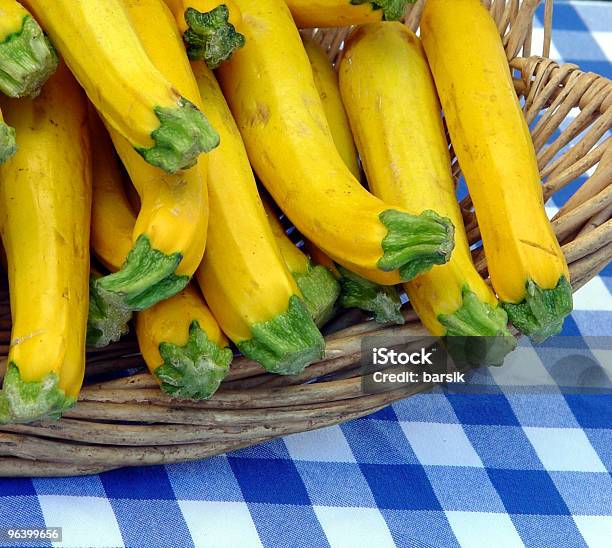 Cesta Con Calabacín Foto de stock y más banco de imágenes de Alimento - Alimento, Amarillo - Color, Calabacita