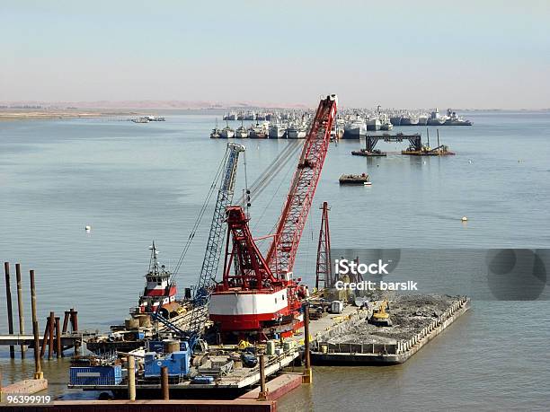 Grúas En El Puerto Foto de stock y más banco de imágenes de Agua - Agua, Aire libre, Amarrado