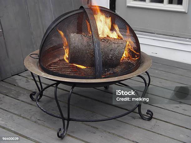 Outdoor Lareira - Fotografias de stock e mais imagens de Buraco de Fogueira - Buraco de Fogueira, Incêndio, Metal