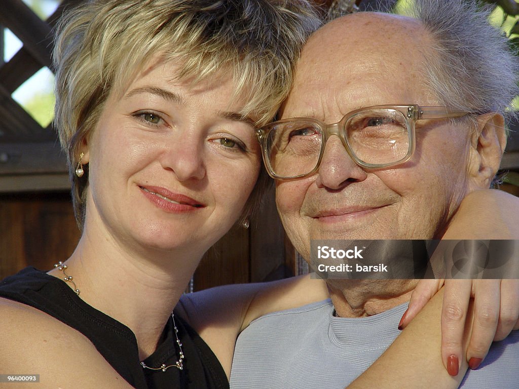 La famiglia - Foto stock royalty-free di Abbracciare una persona