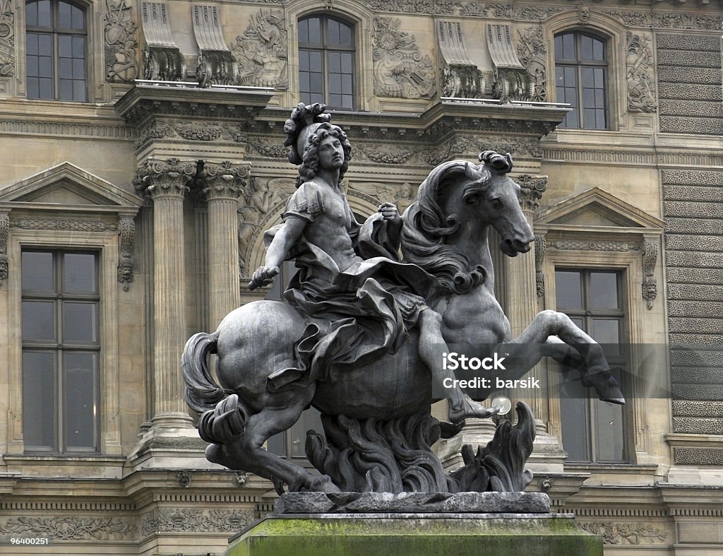 Estátua do Rei Louis - Foto de stock de Museu do Louvre royalty-free