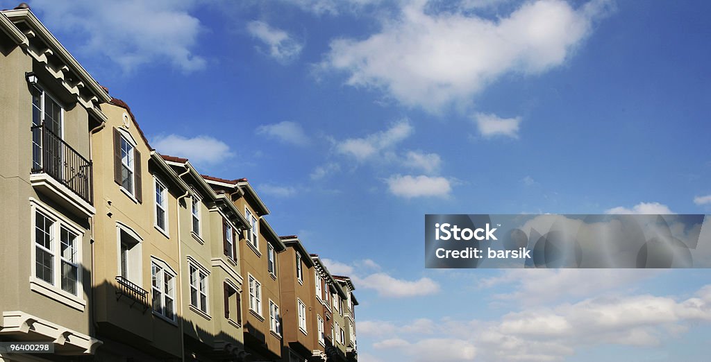 Nuvens, casas e - Royalty-free Azul Foto de stock