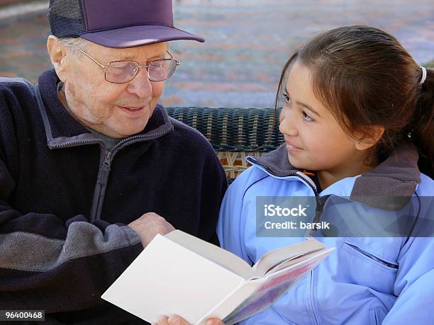 祖父読書は - 女の子のストックフォトや画像を多数ご用意 - 女の子, 本, 祖父