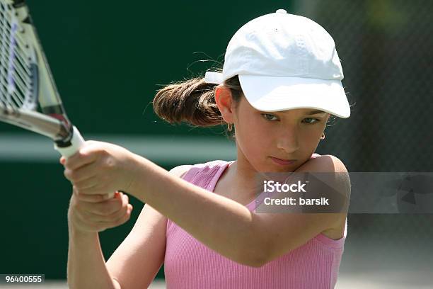 Niña Jugando Al Tenis Foto de stock y más banco de imágenes de Actividad - Actividad, Actividades recreativas, Adolescente