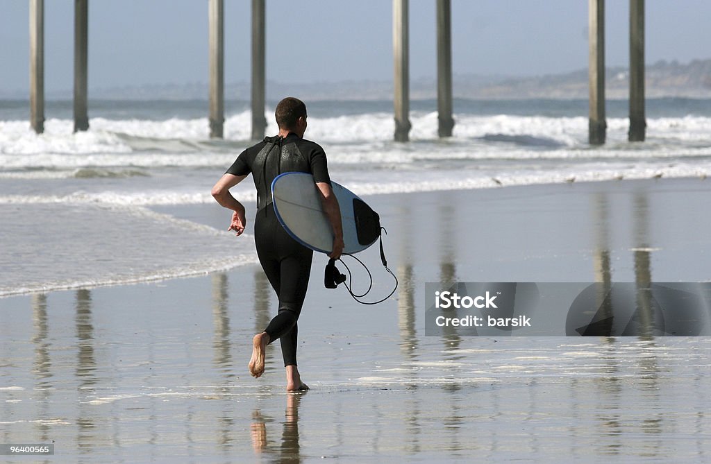 Surfer corriendo en la playa - Foto de stock de Actividad libre de derechos