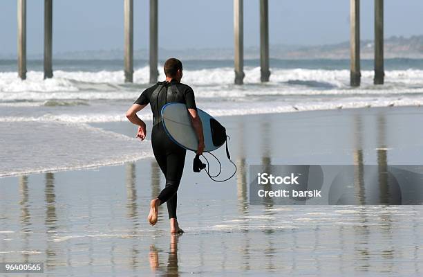 Surfer Jazdy Na Plaży - zdjęcia stockowe i więcej obrazów Beztroski - Beztroski, Biegać, Chłopcy