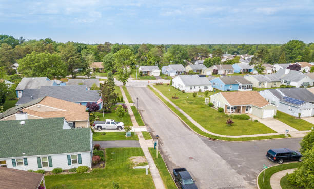 istock Quiet street in small american town 964005792