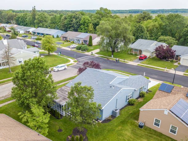 istock Quiet street in small american town 964005800