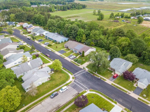 istock Quiet street in small american town 964005822
