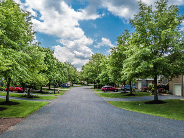 rua tranquila na pequena cidade americana - driveway asphalt house residential structure - fotografias e filmes do acervo