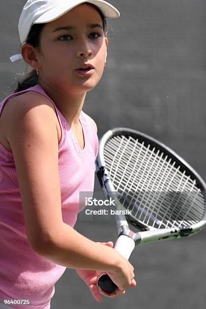 Niña Jugando Al Tenis Foto de stock y más banco de imágenes de Actividad - Actividad, Actividades recreativas, Adolescencia