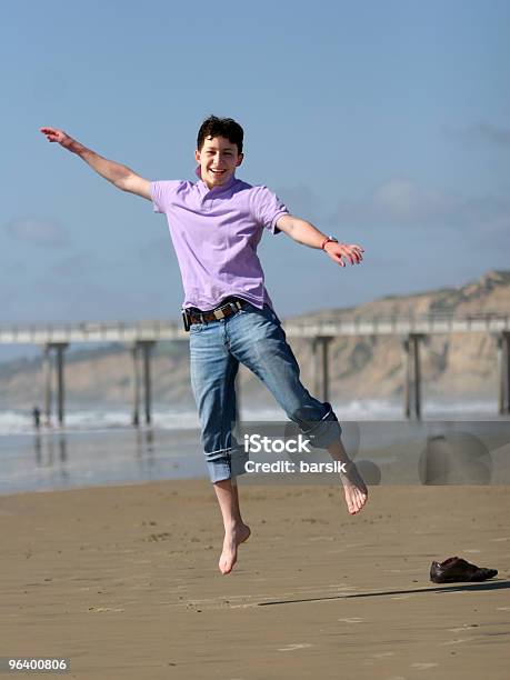 Chłopiec Skoki Na Plaży - zdjęcia stockowe i więcej obrazów Adolescencja - Adolescencja, Aktywny tryb życia, Beztroski