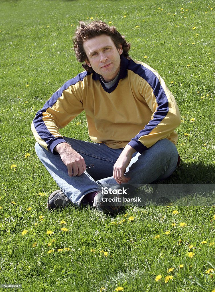 Mann sitzt auf Gras - Lizenzfrei Abgeschiedenheit Stock-Foto