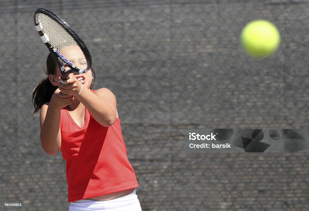 Ragazza giocare a tennis - Foto stock royalty-free di Colpire