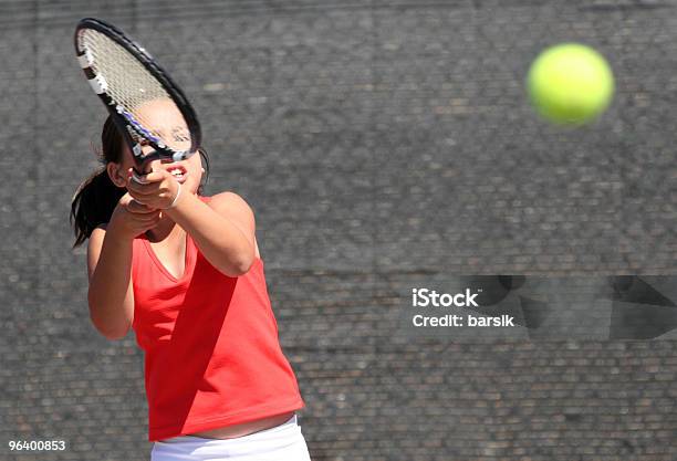 Ragazza Giocare A Tennis - Fotografie stock e altre immagini di Colpire - Colpire, Sfera, Tirare la palla