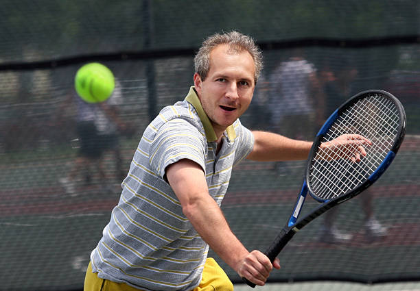 テニスプレーヤー - tennis serving playing men ストックフォトと画像