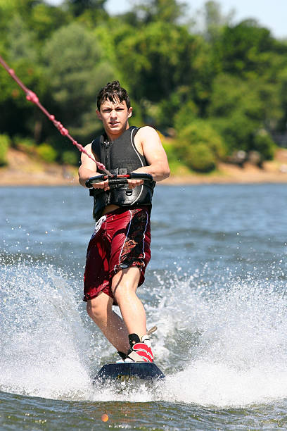 garçon wakeboard - life jacket little boys lake jumping photos et images de collection