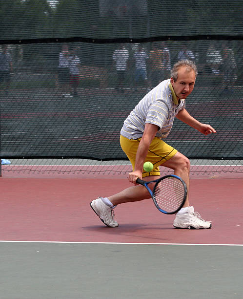 テニスプレーヤー - tennis serving playing men ストックフォトと画像