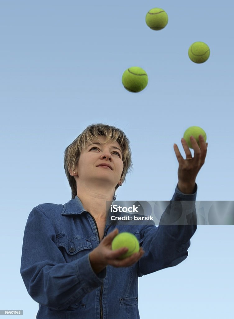 여자 저글링, 테니스 공을 - 로열티 프리 저글링 스톡 사진