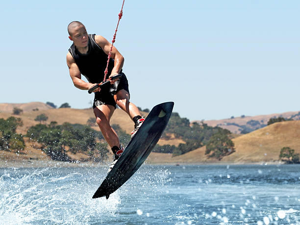 garçon wakeboard - life jacket little boys lake jumping photos et images de collection