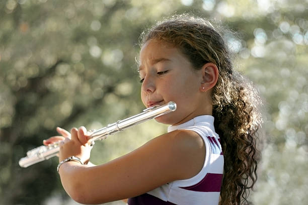 女の子にフルート - flute solo ストックフォトと画像