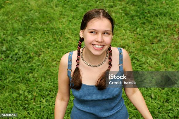 Photo libre de droit de Fille Heureuse Sur De Lherbe banque d'images et plus d'images libres de droit de Activité de loisirs - Activité de loisirs, Anthropomorphisme, Aspiration