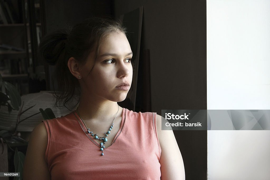Infeliz teen por la ventana - Foto de stock de Adolescente libre de derechos