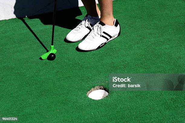 Mini Golfe - Fotografias de stock e mais imagens de Adulto - Adulto, Ao Ar Livre, Apontar