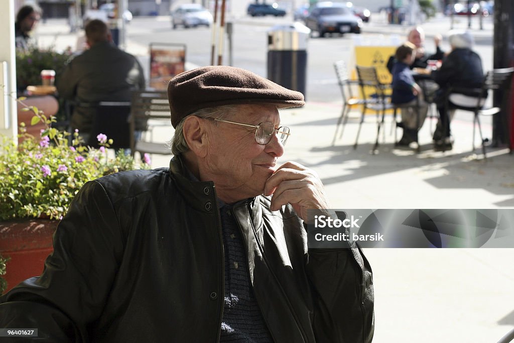 Sênior homem desfrutando de um dia de sol na cidade - Foto de stock de Adulto royalty-free