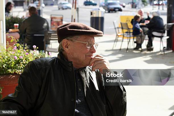 Foto de Sênior Homem Desfrutando De Um Dia De Sol Na Cidade e mais fotos de stock de Adulto