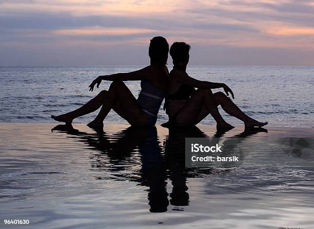 Duas Meninas Na Praia - Fotografias de stock e mais imagens de Abstrato - Abstrato, Adulto, Amanhecer