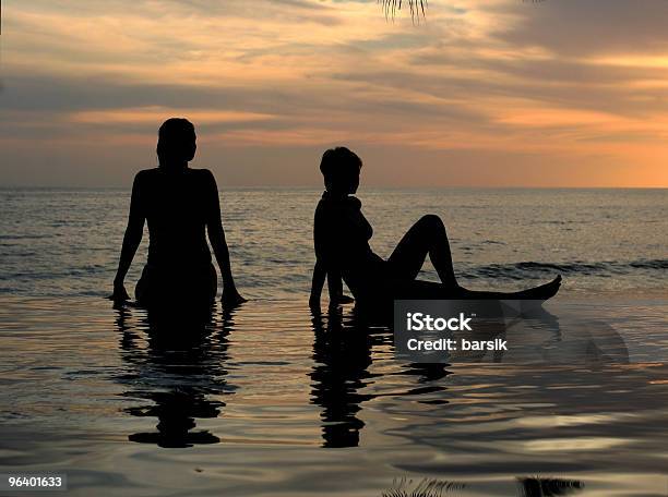 Photo libre de droit de Deux Filles Sur La Plage banque d'images et plus d'images libres de droit de Abstrait - Abstrait, Activité de loisirs, Adulte