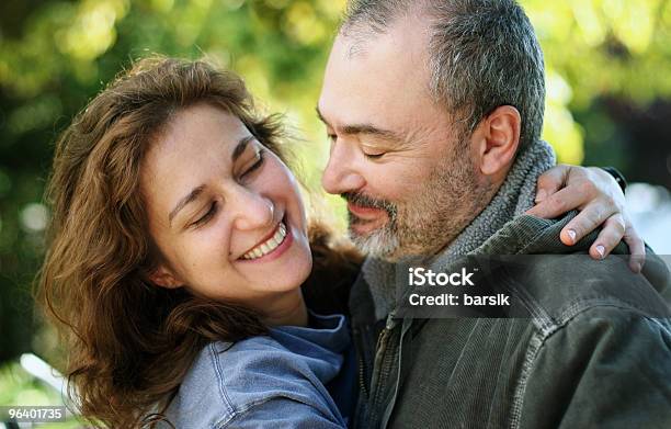 Casal Romântico Ao Ar Livre - Fotografias de stock e mais imagens de Adulto - Adulto, Amizade, Amor