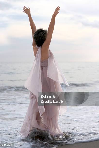 Kobieta W Różowy Sukienka Na Plaży - zdjęcia stockowe i więcej obrazów Brzask - Brzask, Brzeg wody, Błagać