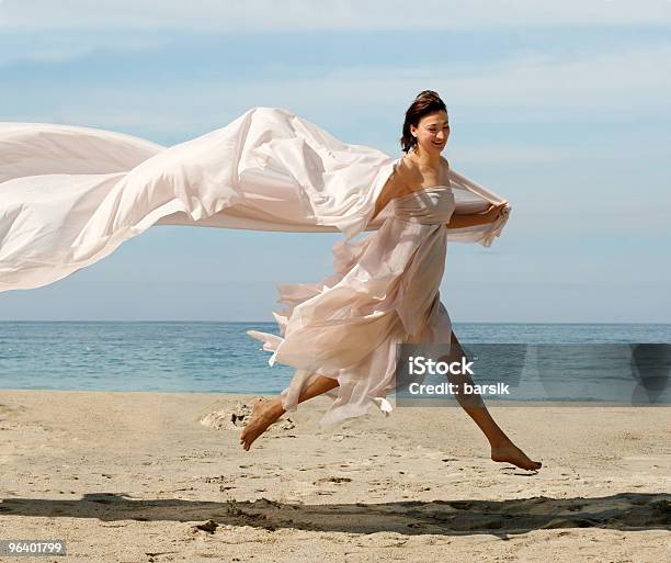 の幸せな女性のビーチ - カラー画像のストックフォトや画像を多数ご用意 - カラー画像, ジャンプする, スカーフ