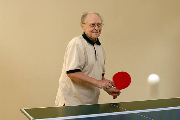 조부 게임하기 ping pong - men gray hair vitality healthy lifestyle 뉴스 사진 이미지